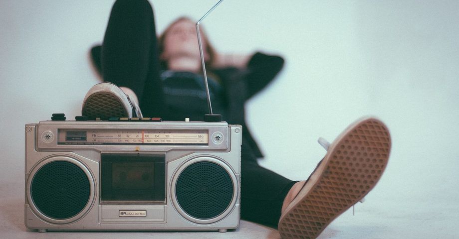 Pourquoi et comment la musique augmente-t-elle la productivité au travail ?