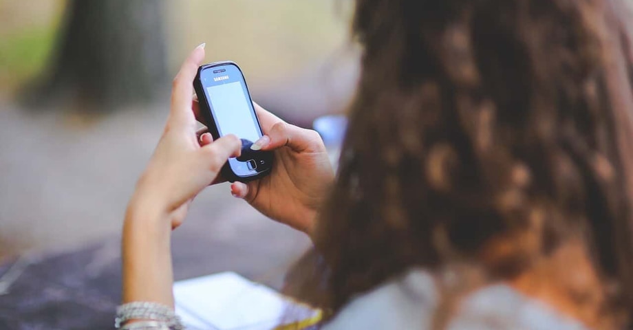 Comment bien accueillir vos clients au téléphone : conseils et astuces