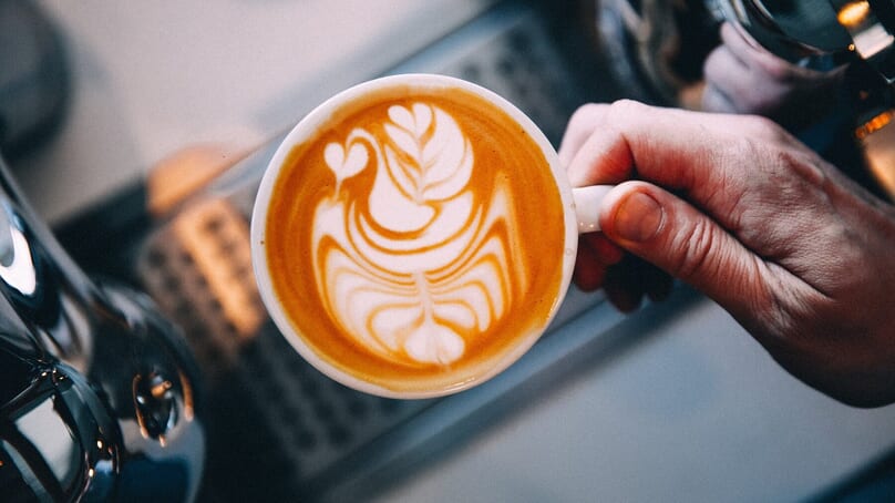 Café au bureau : favorise la résolution de problèmes mais pas la créativité