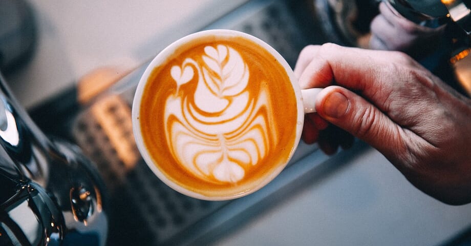 Café au bureau : favorise la résolution de problèmes mais pas la créativité